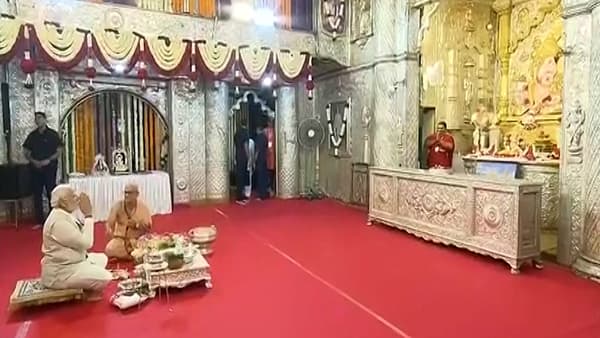 पंतप्रधान मोदी यांच्या हस्ते दगडूशेठ गणपतीची पूजा, पाहा व्हिडीओ…
