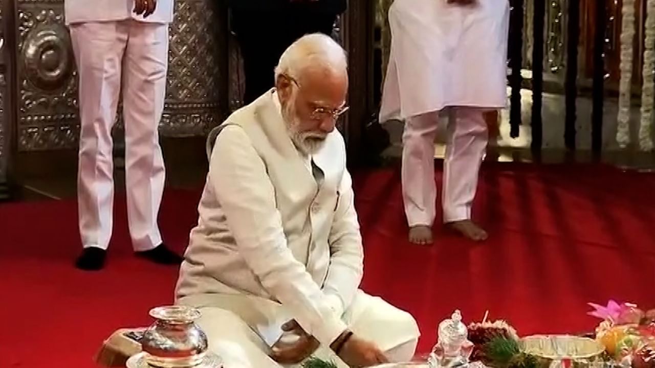 पंतप्रधान नरेंद्र मोदी सर्वप्रथम दगडूशेठ गणपती मंदिरात दाखल झाले आहेत. 