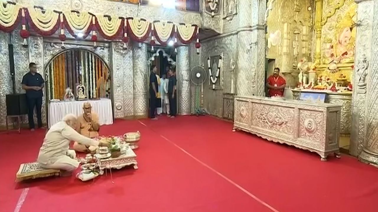 दगडूशेठ गणपती मंदिर हे पुण्यात प्रसिद्ध गणपती मंदिर आहे. 