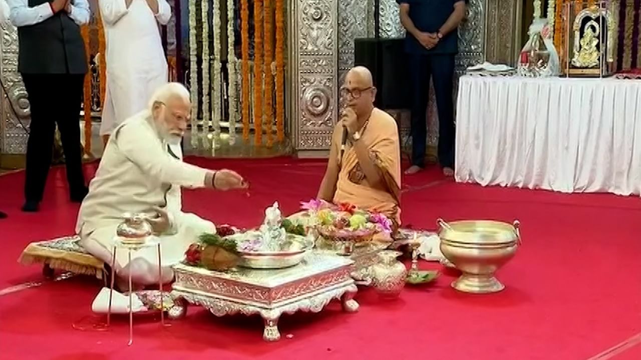 पंतप्रधान नरेंद्र मोदी यांच्याहस्ते दगडूशेठ गणपती मंदिरात अभिषेक करण्यात आला. 