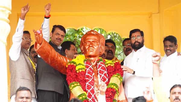 लोकशाहीर अण्णाभाऊ साठे यांची आज जयंती आहे. त्यानिमित्त आज ठिकठिकाणी त्यांना अभिवादन करण्यात येत आहे.