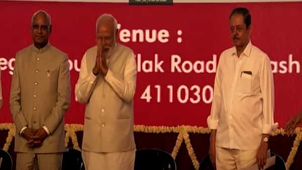 पंतप्रधान नरेंद्र मोदी लोकमान्य टिळक पुरस्कार सोहळ्यासाठी स्टेजवर उपस्थित आहेत.