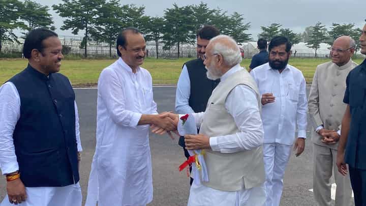 अजित पवार उपमुख्यमंत्री होताच पहिल्यांच केले पंतप्रधानांचे स्वागत! अजित पवार उपमुख्यमंत्री होताच पहिल्यांच केले पंतप्रधानांचे स्वागत!