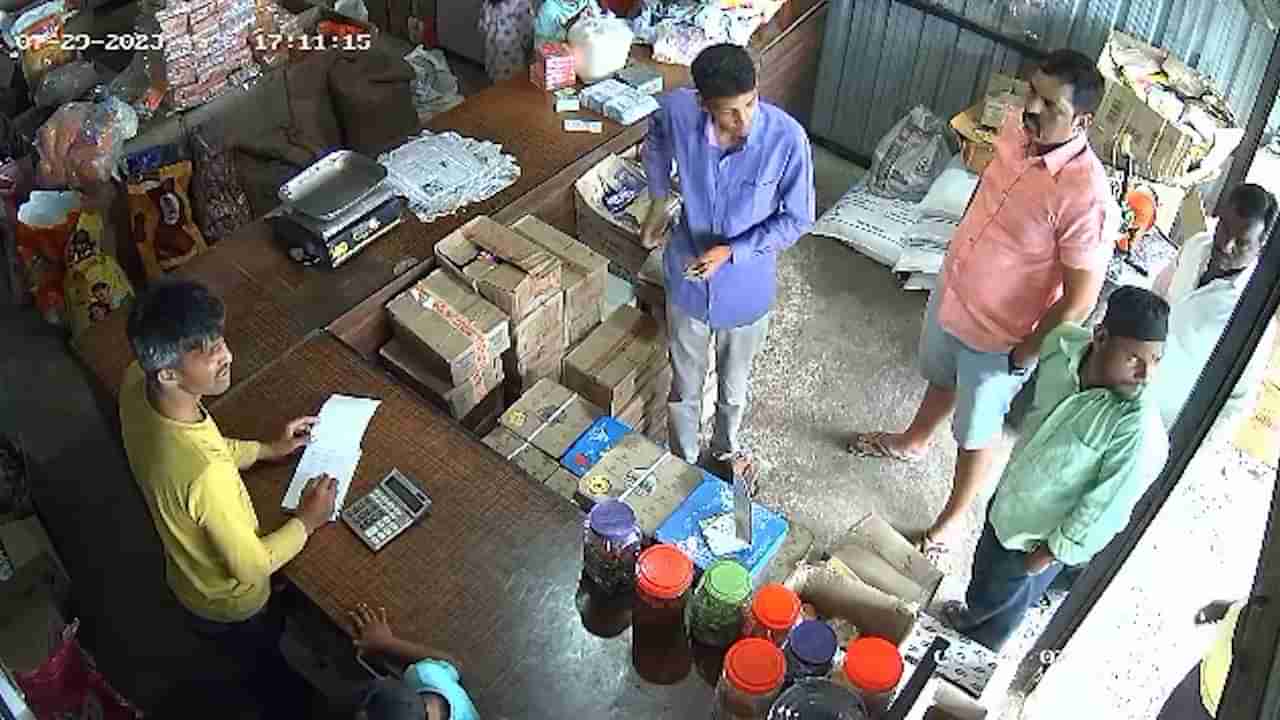 Ahmednagar Crime : उधारी मागितली म्हणून दुकानाची तोडफोड केली, घटना सीसीटीव्हीत कैद