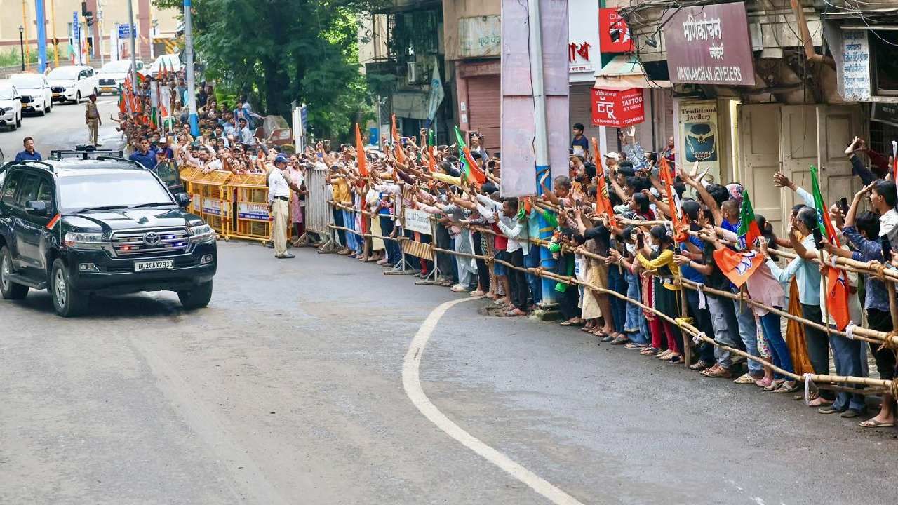 लोकमान्य टिळक पुरस्काराने पंतप्रधान नरेंद्र मोदी यांना सन्मानित करण्यात आलं.  आज ते पुण्यात आहेत. त्यांच्या स्वागतासाठी पुणेकरांनी गर्दी केली होती. 