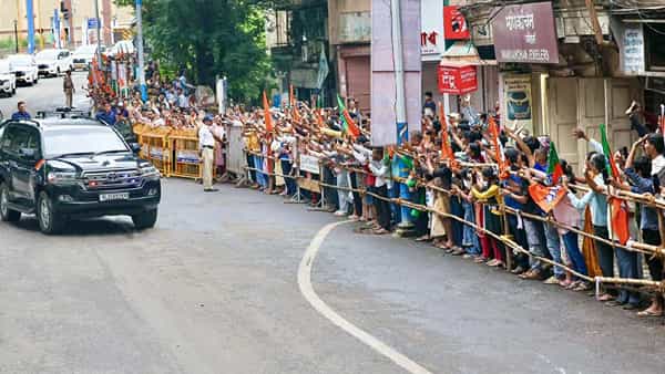 लोकमान्य टिळक पुरस्काराने पंतप्रधान नरेंद्र मोदी यांना सन्मानित करण्यात आलं. आज ते पुण्यात आहेत. त्यांच्या स्वागतासाठी पुणेकरांनी गर्दी केली होती.