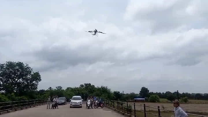 चंद्रपुरात महसूल विभागाची तप्तरता; पीडितांना मदत देण्यासाठी सर्वेक्षणासाठी ड्रोनचा वापर चंद्रपुरात महसूल विभागाची तप्तरता; पीडितांना मदत देण्यासाठी सर्वेक्षणासाठी ड्रोनचा वापर