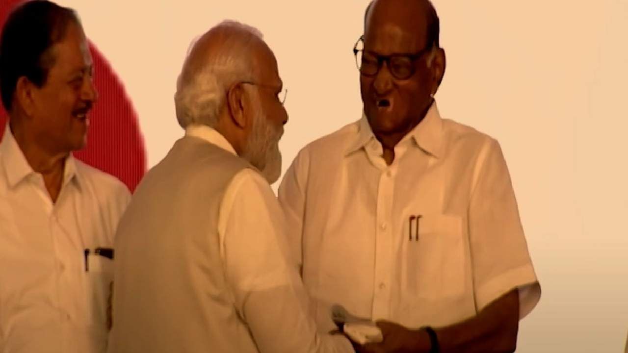 शरद पवार यांची पंतप्रधान नरेंद्र मोदी यांच्या पाठीवर थाप, हस्तांदोलनही केलं शरद पवार यांची पंतप्रधान नरेंद्र मोदी यांच्या पाठीवर थाप, हस्तांदोलनही केलं