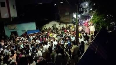 नागपूरमध्ये दुमजली इमारत नाल्यात कोसळली, घरातलं साहित्य गेलं वाहून