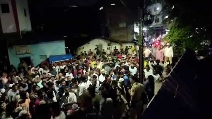 नागपूरमध्ये दुमजली इमारत नाल्यात कोसळली, घरातलं साहित्य गेलं वाहून नागपूरमध्ये दुमजली इमारत नाल्यात कोसळली, घरातलं साहित्य गेलं वाहून