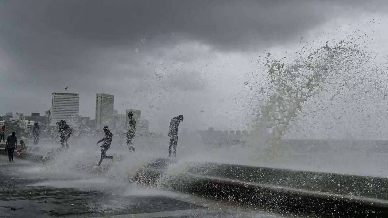 मुंबईत समुद्र किनारी फिरायला जाण्याआधी ही बातमी वाचाच! पुढील पाच दिवस समुद्रात काय होणार?