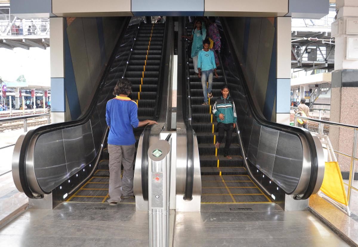 तुमच्या स्थानकातील प्रवासी सुधारणा तुम्हीच करा, मध्य रेल्वेच्या 15 स्थानकांचा प्रवाशांच्या सूचनांनूसार विकास होणार तुमच्या स्थानकातील प्रवासी सुधारणा तुम्हीच करा, मध्य रेल्वेच्या 15 स्थानकांचा प्रवाशांच्या सूचनांनूसार विकास होणार
