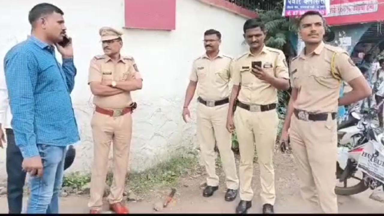 Ahmednagar Crime : बसमध्ये सीटवर बसण्यावरुन वाद टोकाला गेला, कॉलेजसमोरच विद्यार्थ्यावर जीवघेणा हल्ला