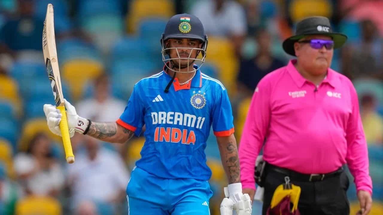 टीम इंडियाने तिसऱ्या आणि सीरिज डिसायडर वनडेमध्ये विंडिजला एकतर्फी विजय मिळवला. विंडिजचा याआधी कधीच कोणत्याही टीमने असा पराभव केला नव्हता. टीम इंडियाने या विजयासह अनेक रेकॉर्डही केलेत.