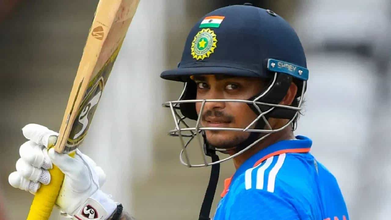 भारत विरुद्ध वेस्ट इंडिज यांच्यात रंगलेल्या तिसऱ्या निर्णायक सामन्यात इशान किशन याने अर्धशतक झळकावलं. या अर्धशतकासह त्याने महेंद्रसिंह धोनी याच्या विक्रमाशी बरोबरी साधली आहे.