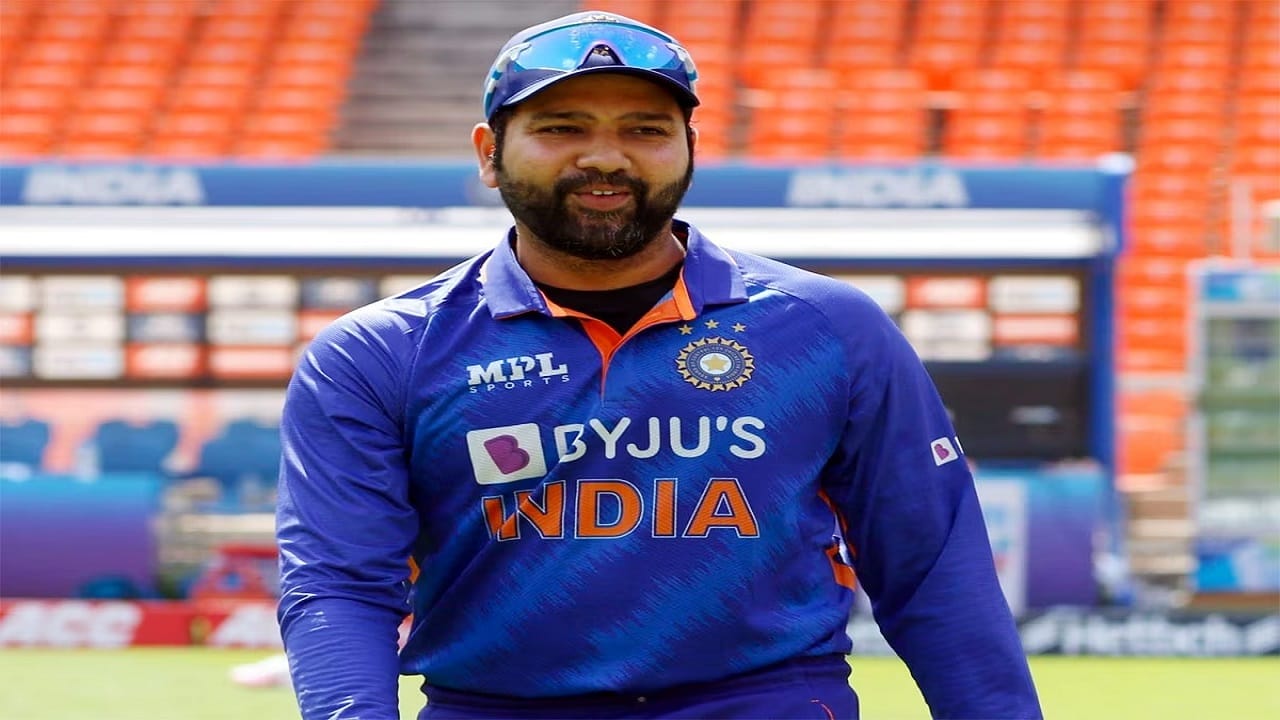 रोहित शर्मा आशिया कप स्पर्धेत टीम इंडियाचं नेतृत्व करणार आहे. त्यानंतर क्रिकेटचा महाकुंभ अर्थात वर्ल्ड कप स्पर्धेला सुरुवात होणार आहे. या वर्ल्ड कपमध्ये टीम इंडियाचा चमकदार कामगिरी करण्याचा प्रयत्न असणार आहे.