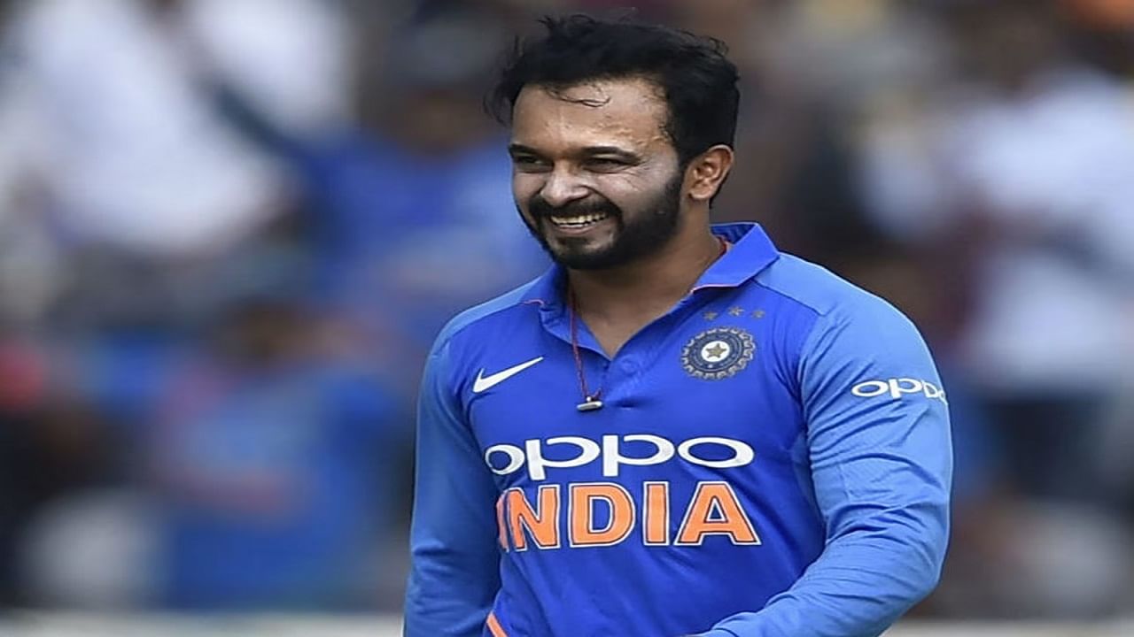 तिघांपैकी दुसरा खेळाडू हा केदार जाधव आहे. केदारसाठी गेल्या अनेक वर्षांपासून टीम इंडियाचे दार बंद झाले आहेत. केदारने टीम इंडियाचं 73 वनडे आणि 9 टी 20 सामन्यात प्रतिनिधित्व केलं आहे. केदारने वनडेत 2 शतक आणि 6 अर्धशतकांच्या मदतीने 1 हजार 389 रन्स केल्या आहेत. तर टी 20 क्रिकेटमध्ये एकमेव अर्धशतकाह 122 धावा केल्या आहेत.