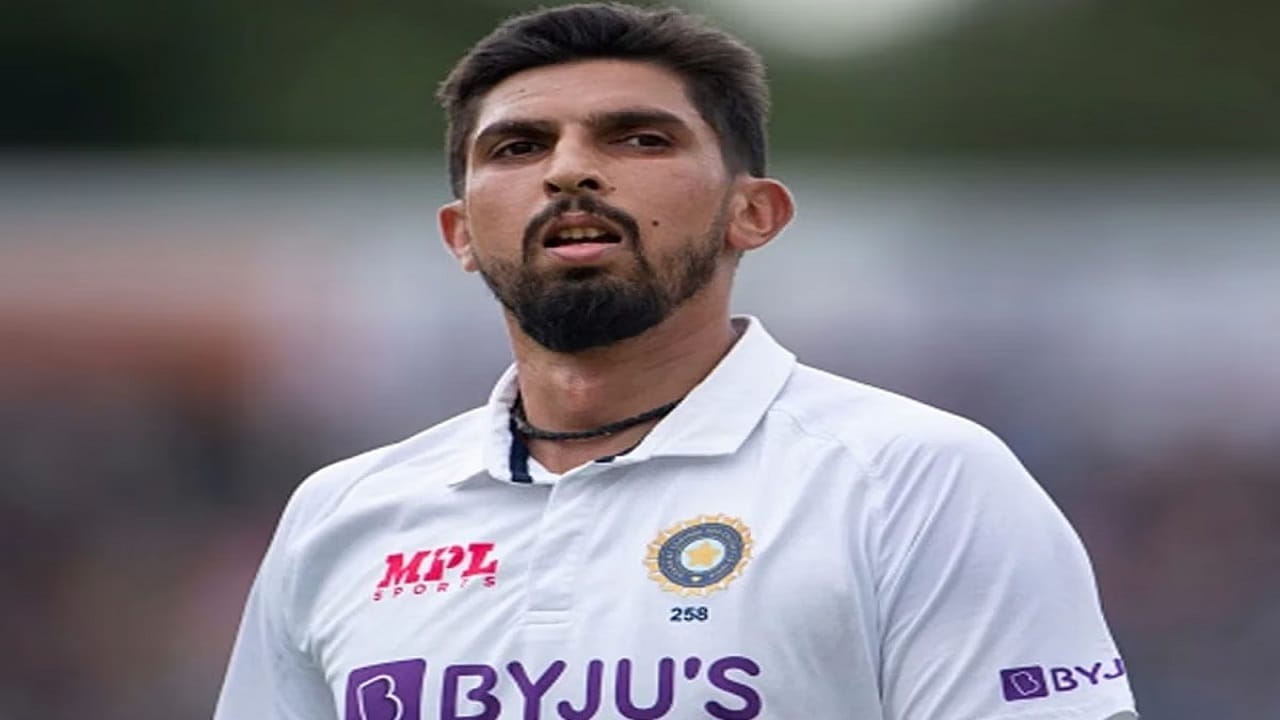 ईशांत शर्मा याचेही टीम इंडियाची परतीची चिन्हं दिसत नाहीये. ईशांत सध्या कसोटी क्रिकेटच खेळतोय. ईशांतने अखेरचा कसोटी सामनाही 2 वर्षांआधी खेळलाय. ईशांतने 105 कसोटीत 311 विकेट्स घेतल्या आहेत. तर 80 वनडे मॅचेसमध्ये 115 आणि 14 टी 20 मध्ये 8 विकेट्स घेतल्या आहेत.