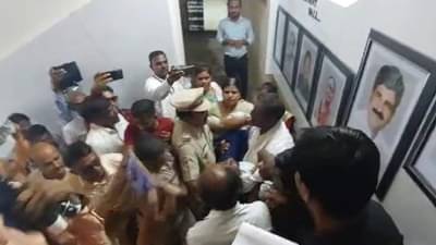 जिल्हा परिषदेत विद्यार्थ्यांनी भरवली शाळा, बेशुद्ध विद्यार्थिनीला घेऊन...