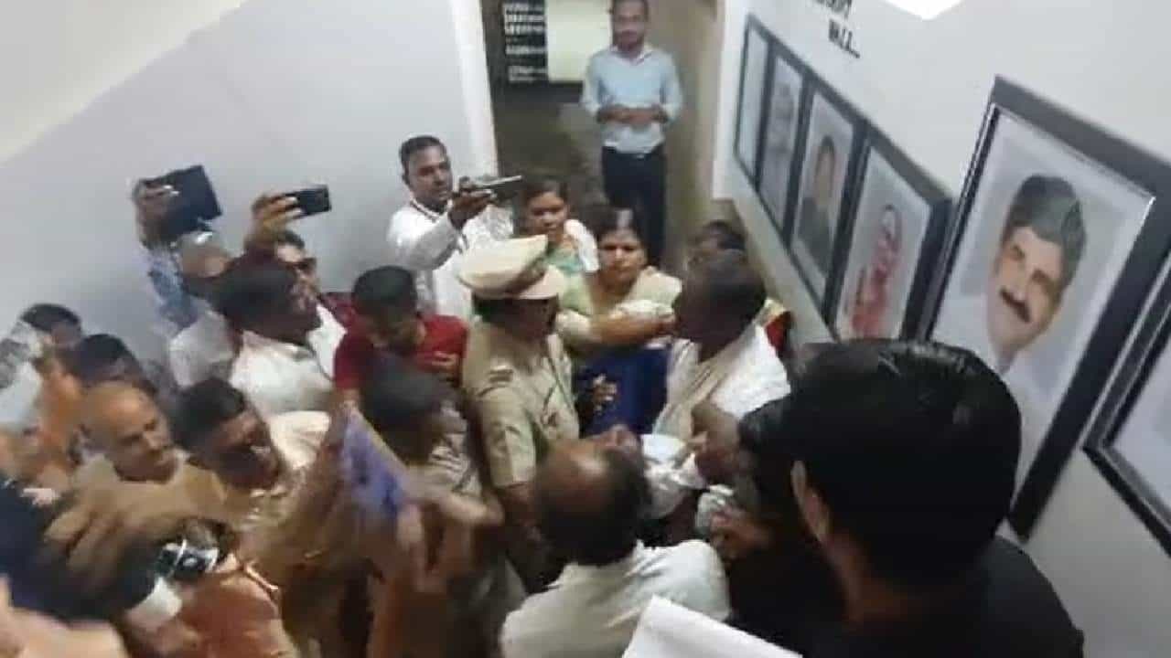 जिल्हा परिषदेत विद्यार्थ्यांनी भरवली शाळा, बेशुद्ध विद्यार्थिनीला घेऊन...