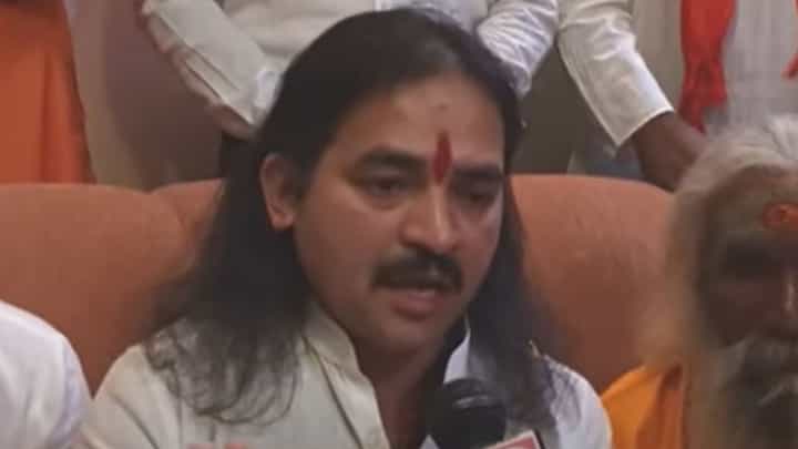 जमीन नावावर करुन देण्यासाठी शेतकऱ्याला मारहाण; पुण्यात धनंजय देसाई यांना बेड्या! जमीन नावावर करुन देण्यासाठी शेतकऱ्याला मारहाण; पुण्यात धनंजय देसाई यांना बेड्या!