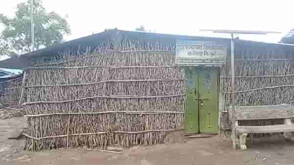 सांगा शिकायचं कसं? ‘या’ जिल्ह्यात शाळा चक्क भरतात कुडाच्या झोपडीत