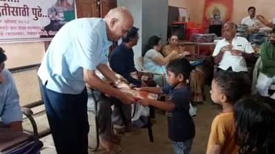 Buldhana News : पूरग्रस्तांसाठी अनेक हात सरसावले, लाखो रुपयांचे शालेय साहित्य भेट