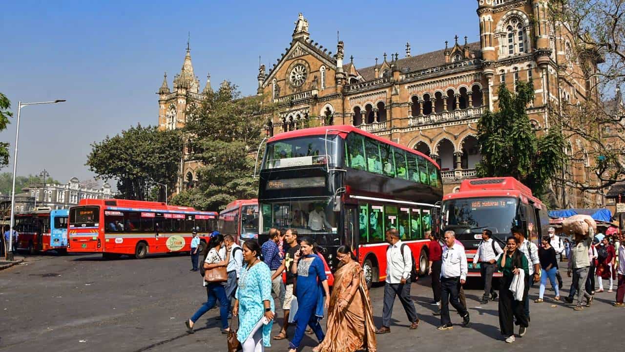 मुंबईत बेस्ट बस कंत्राटी कर्मचारी ठाम, मात्र मुंबईकरांचे हाल; दुसऱ्या दिवशीही आंदोलन सुरूच