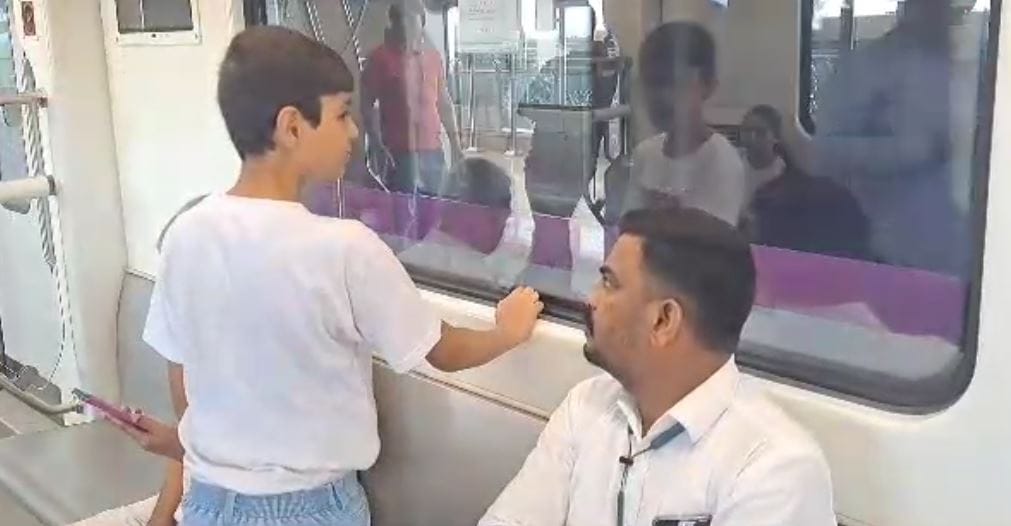 पंतप्रधान नरेंद्र मोदी यांच्या हस्ते १ ऑगस्ट रोजी पुणे मेट्रोचे उद्घाटन झाले. त्यानंतर पुणेकरांसाठी मेट्रो सुरु झाली. पुणे मेट्रोसंदर्भात सर्वांना चांगलेच कुतूहल होते. बच्चे कंपनी मेट्रो पाहून हरखून गेले होते.