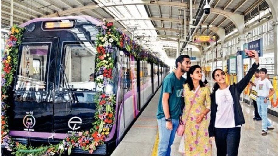 बच्चे कंपनीप्रमाणे पुणेकरांना मेट्रोचे चांगलेच आकर्षण होते. मेट्रोजवळ युवक, युवती सेल्फी घेण्यात मग्न होते. गेल्या दोन दिवसांत ४० हजार पेक्षा जास्त पुणेकरांनी मेट्रोतून प्रवास केला.