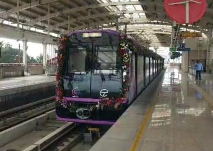 पुणे शहरात आतापर्यंत सार्वजनिक वाहतुकीसाठी पीएमटी बसेसचा पर्याय होता. परंतु या बसने प्रवास करताना वाहतूक कोंडीत वेळ जास्त जात होता. परंतु मेट्रोतून आता २५ ते ३० मिनिटांत पुणे ते पिंपरी चिंचवड गाठता येत आहे.