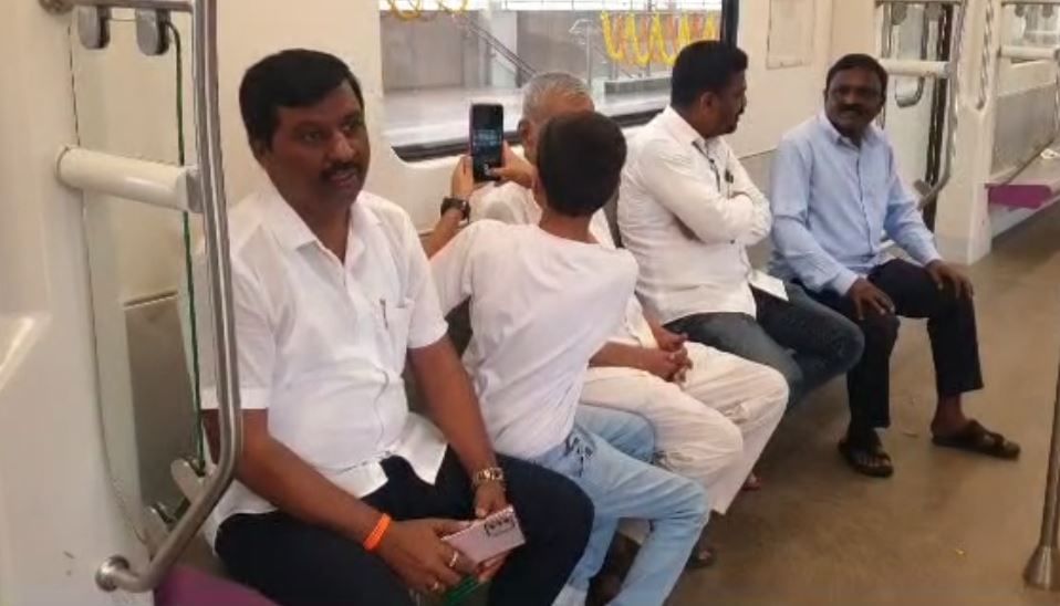 मेट्रो सुरु झाल्यामुळे नागरिकांना सार्वजनिक वाहतुकीची चांगली सेवा मिळत असल्याच्या प्रतिक्रिया नागरिकांनी व्यक्त केल्या. यामुळे वाहतूक कोंडी नाही, प्रदूषण नाही, कमी खर्चात वेगवान प्रवास होत आहे.