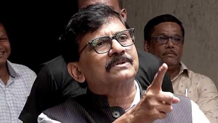 देशात हिंसा घडवण्याचा प्रयत्न भाजप..., पण महाराष्ट्र झुरळांच्या मिश्यांची पर्वा कशाला करेल?, सामनातून हल्लाबोल देशात हिंसा घडवण्याचा प्रयत्न भाजप..., पण महाराष्ट्र झुरळांच्या मिश्यांची पर्वा कशाला करेल?, सामनातून हल्लाबोल