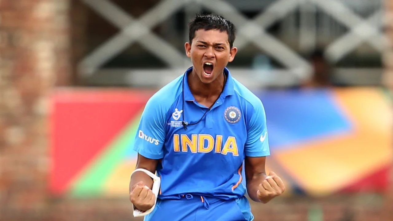 यशस्वी जयस्वाल आजच्या सामन्यामध्ये डेब्यू करताना दिसू शकतो. कसोटी क्रिकेटमध्ये पदार्पण करताना शतक ठोकणाऱ्या यशस्वीला टी-२० मध्ये पंड्या आज संधी देतो की नाही हे पाहावं लागणार आहे.