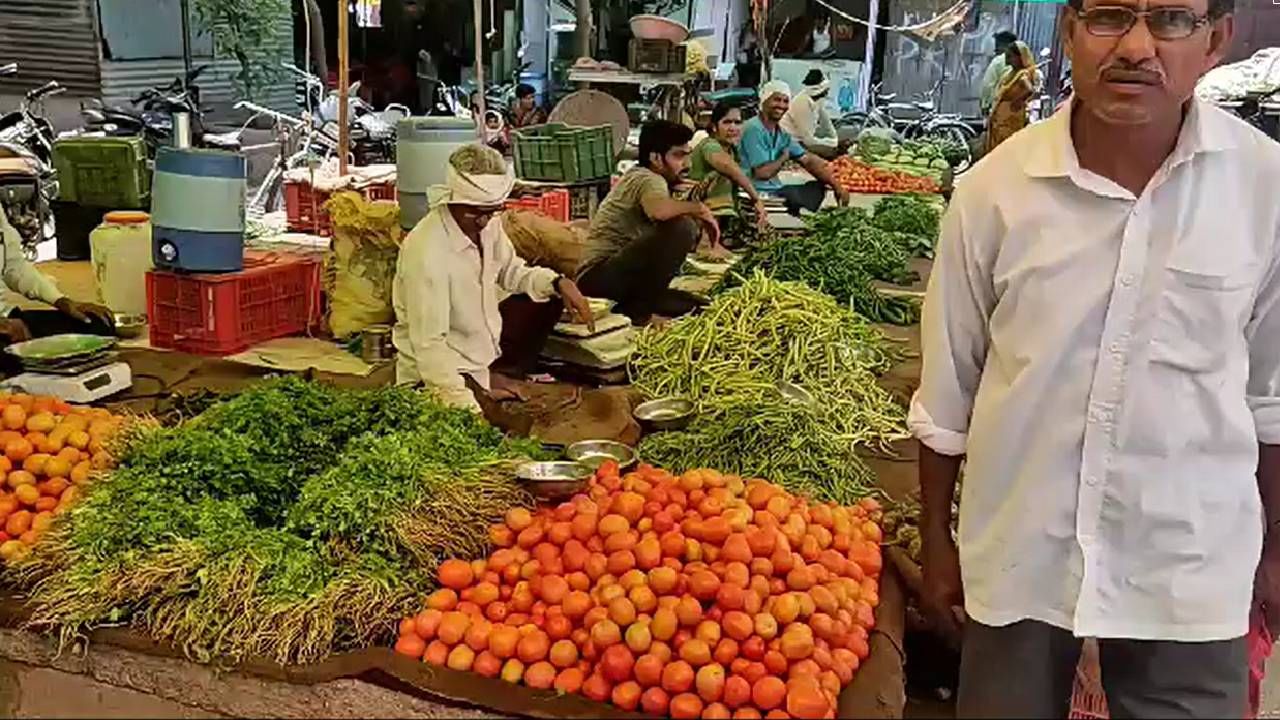 Tomato Rate Today : टोमॅटोचे दर उतरले, तरी सुध्दा किलोचा दर शंभरच्या रुपयांच्या पुढे