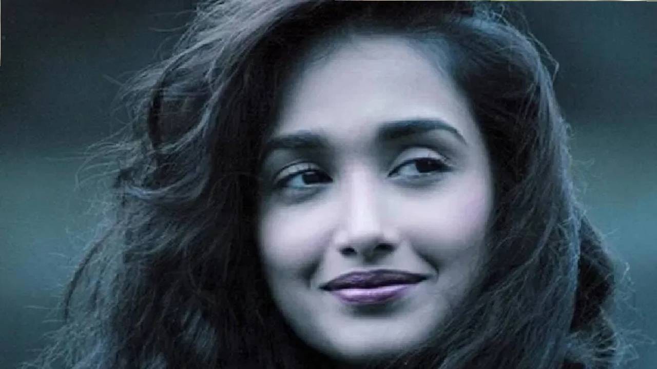 गजनी, निशब्द अशा चित्रपटांद्वारे प्रसिद्ध झालेल्या जिया खानच्या अकस्मात मृत्यूमुळे एकच गोंधळ माजला होता. तिच्या निधनामुळे बॉलिवूड सेलिब्रिटीही शोकाकुल झाल होते. मृत्यूनंतर तिच्या घरातून एक पत्र मिळाले होते, त्यात अभिनेता सूरज पांचोली याचे नाव होते. याप्रकरणी त्याची बराच काळ चौकशीही सुरू होती.