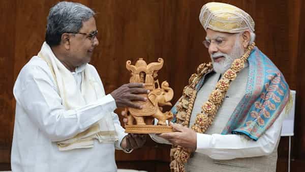 कर्नाटकचे मुख्यमंत्री सिद्धरामय्या यांनी आज राजधानी दिल्लीत पंतप्रधान नरेंद्र मोदी यांची भेट घेतली. याचे फोटो सिद्धरामय्या यांनी सोशल मीडियावर शेअर केले आहेत.