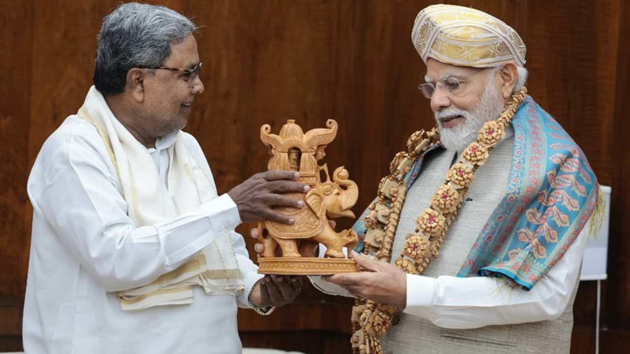 कर्नाटकचे मुख्यमंत्री सिद्धरामय्या यांनी आज राजधानी दिल्लीत पंतप्रधान नरेंद्र मोदी यांची भेट घेतली. याचे फोटो सिद्धरामय्या यांनी सोशल मीडियावर शेअर केले आहेत. 