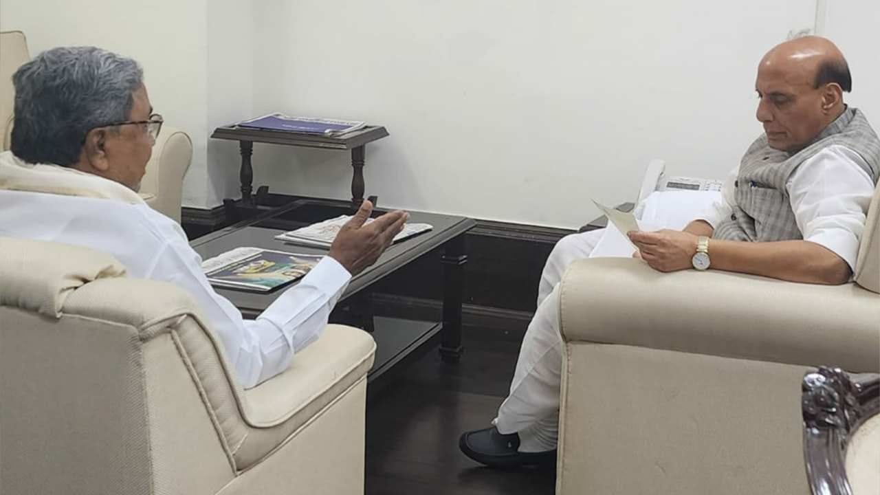 देशाचे संरक्षणमंत्री राजनाथ सिंह यांची भेट घेत एअर शो आयोजित करण्यासंदर्भातत चर्चा केल्याचं सिद्धरामय्या यांनी म्हटलं आहे.