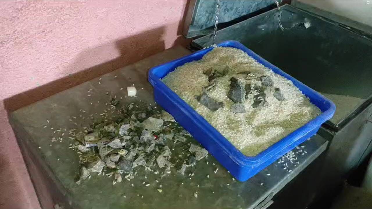 विद्यार्थ्यांच्या पोषण आहारात सापडले दगड, शिक्षणाधिकारी म्हणाले... विद्यार्थ्यांच्या पोषण आहारात सापडले दगड, शिक्षणाधिकारी म्हणाले...