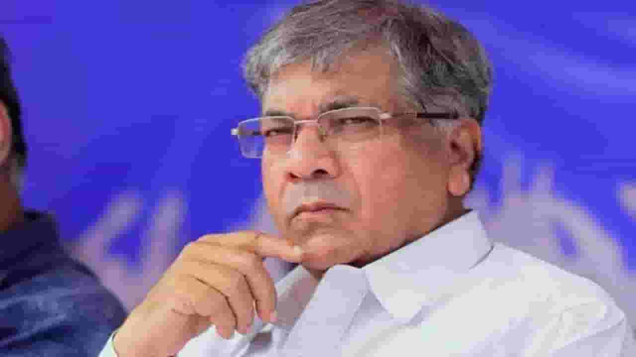 ‘औरंगजेबवर जे कुणी बोलत असतील ते साफ चुकीचं’; प्रकाश आंबेडकर यांच्यावर कोणी केली टीका? ‘औरंगजेबवर जे कुणी बोलत असतील ते साफ चुकीचं’; प्रकाश आंबेडकर यांच्यावर कोणी केली टीका?