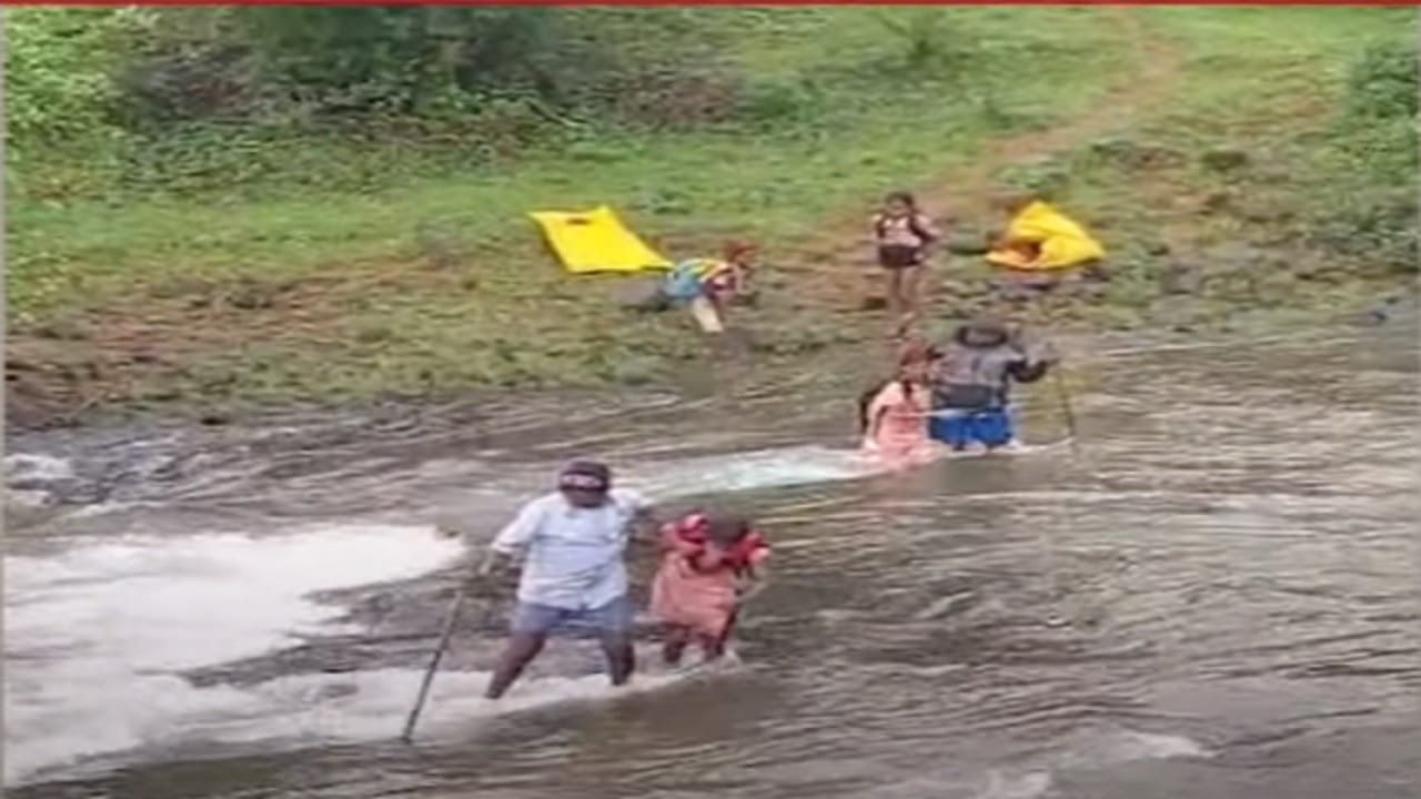 शिक्षणासाठी कायपण ! नदीत पूल नसल्याने तारेवरची कसरत, पुण्यातील