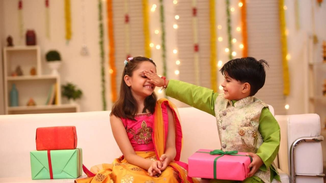 Rakshabandhan 2023 : यावर्षी दिवसा नाही तर रात्री बांधावी लागेल राखी, बहिणीला राशीनुसार द्या गिफ्ट