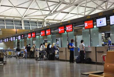 विमानतळावर महिला म्हणाली, माझ्याकडे बॉम्ब आहे, अन् उडाली खळबळ