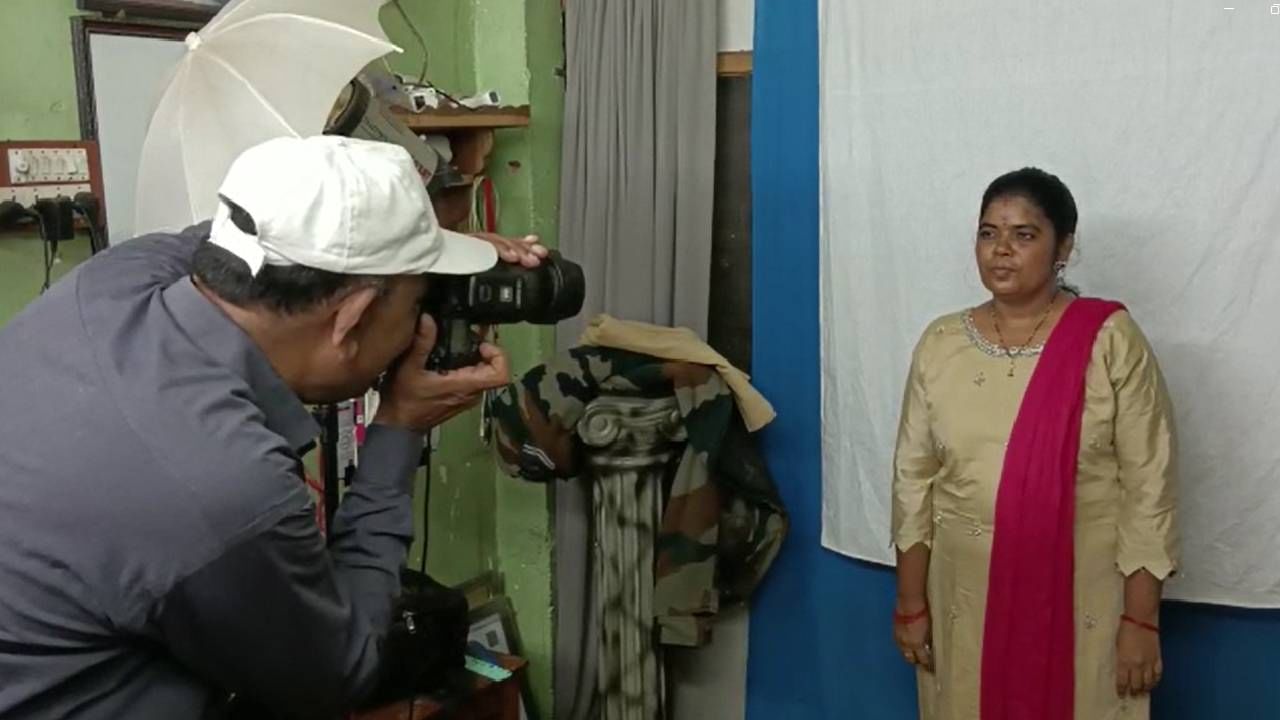 टोमॅटो हा देशभर चर्चेचा विषय बनला आहे, राजकारणी किंवा व्यावसायिक टोमॅटोच्या माध्यमातून लोकांचं मन जिंकण्याचा प्रयत्न करीत आहेत.