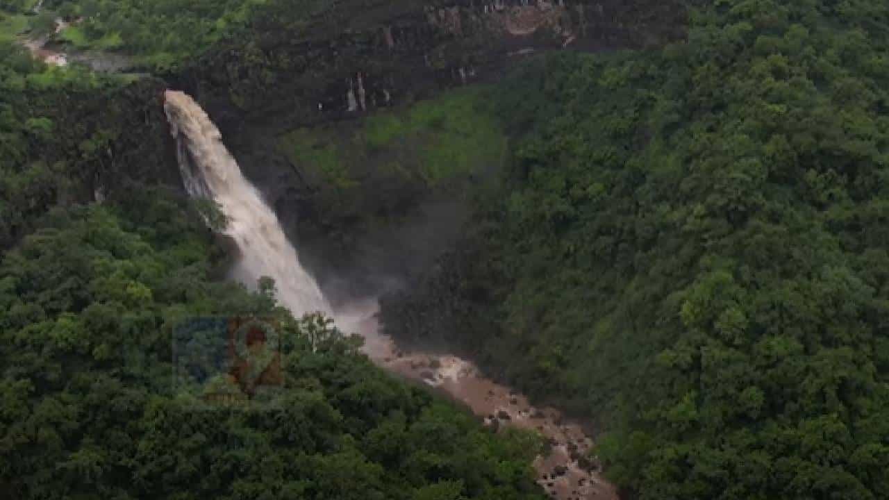 दुगारवाडी धबधबा वाहतोय ओसांडून, पाहा ड्रोनद्वारे विहंगम दृश्य