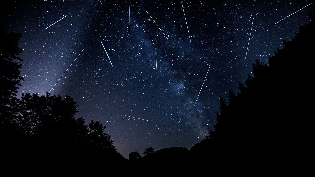 Perseid Meteor Shower 2023 : पुढच्या आठवड्यात अवकाशात अद्भूत नजारा, नयनरम्य उल्का वर्षाव पाहता येणार Perseid Meteor Shower 2023 : पुढच्या आठवड्यात अवकाशात अद्भूत नजारा, नयनरम्य उल्का वर्षाव पाहता येणार