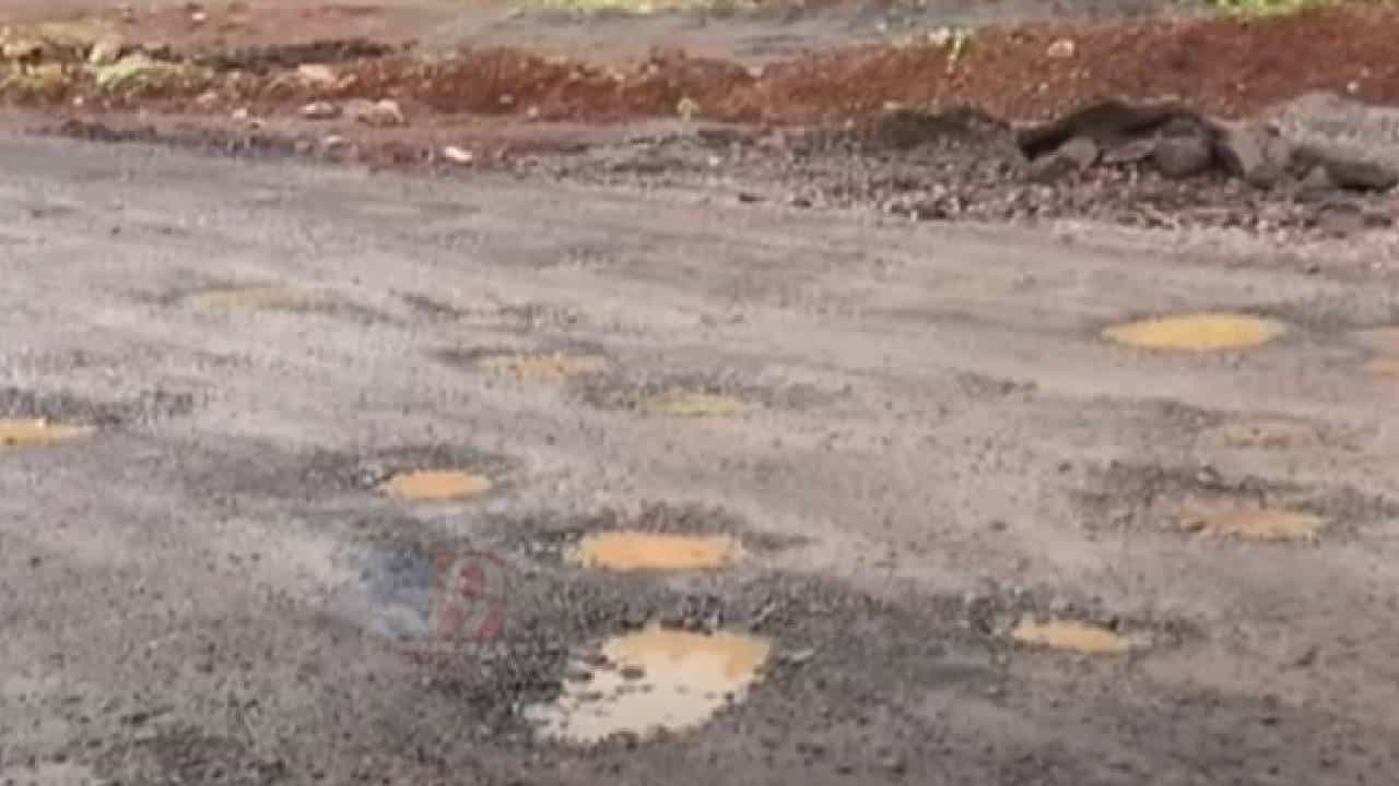 रस्ता कुठे? खड्डा कुठे? मुंबई-गोवा महामार्ग बनला खड्डे मार्ग; प्रशासनाचे  दुर्लक्ष!