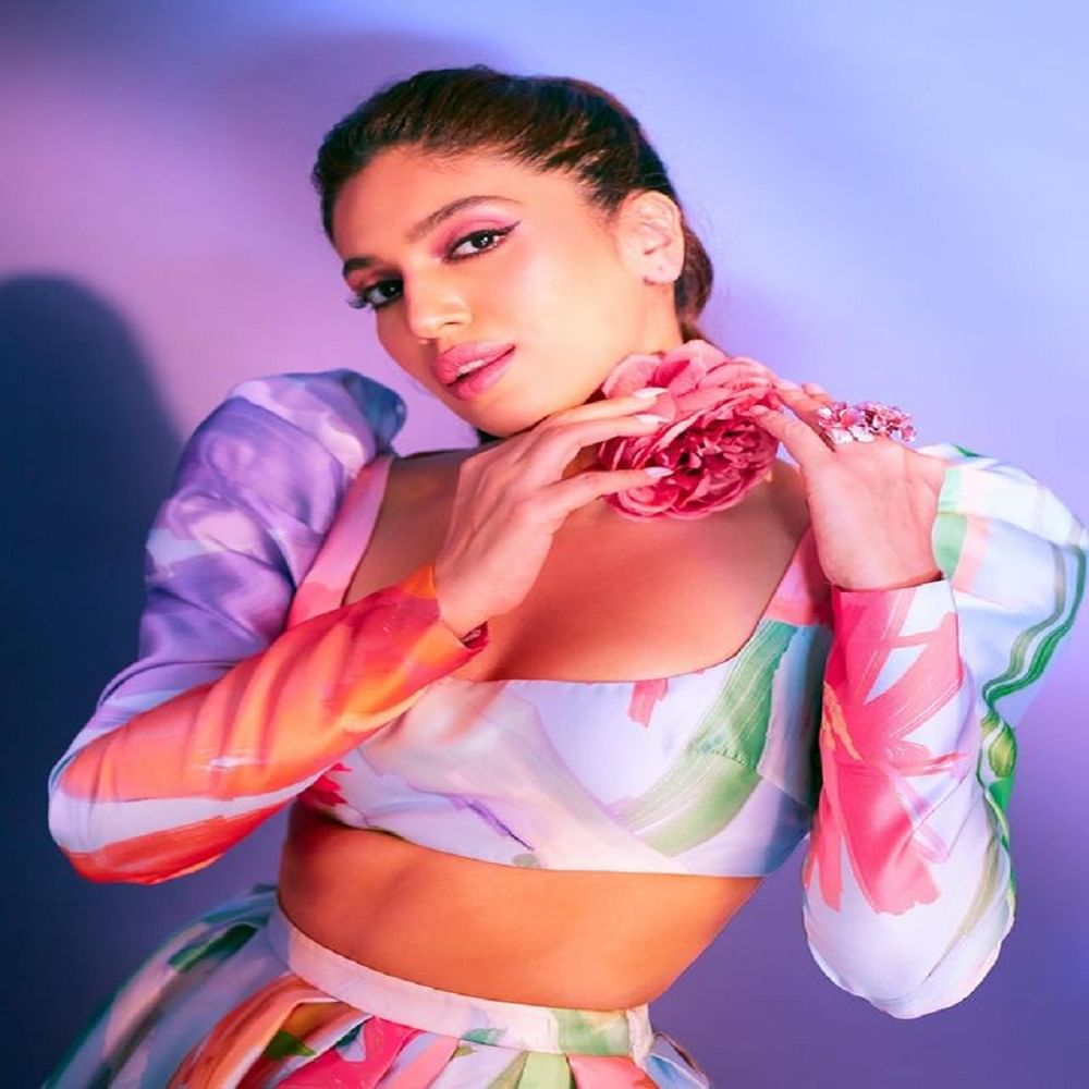 अभिनेत्री भूमी पेडणेकर हिने आतापर्यंत एकापेक्षा एक सिनेमांमध्ये काम करत चाहत्यांच्या मनात घर केलं. सोशल मीडियावर सध्या अभिनेत्रीचे फोटो तुफान व्हायरल होत आहेत. 