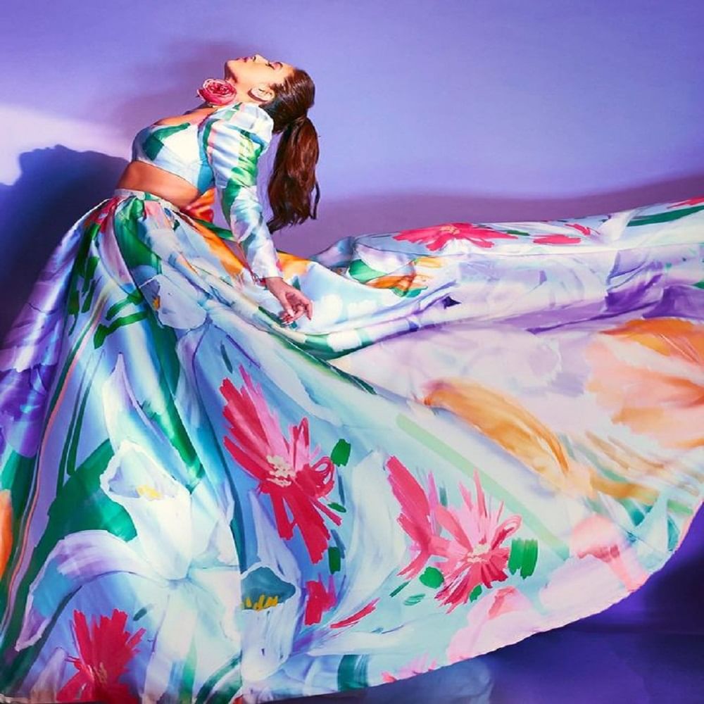 भूमी पेडणेकर फक्त तिच्या सिनेमांमुळेच नाही तर, हॉट आणि ग्लॅमरस फोटोंमुळे देखील चाहत्यांमध्ये चर्चेत असते. आता देखील भूमीचे काही फोटो सोशल मीडियावर तुफान व्हायरल होत आहेत. ज्यामध्ये अभिनेत्री हॉट आणि ग्लॅमरस दिसत आहे.